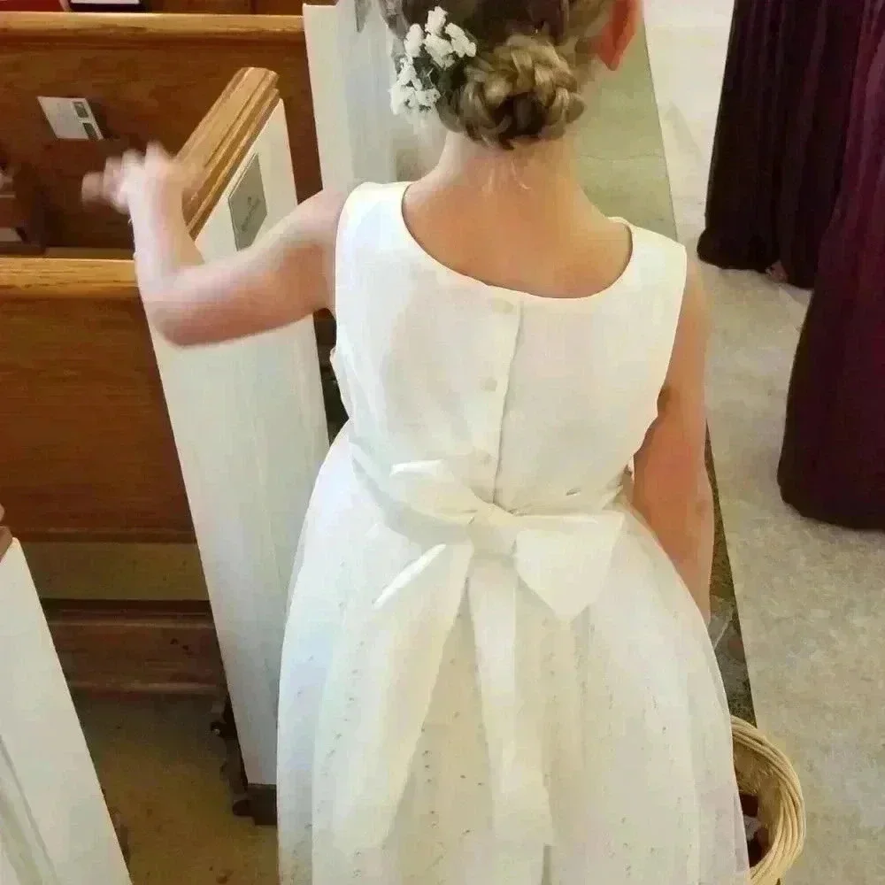 David’s Bridal Girls Size 7 Sleeveless Formal Cream button in back Dress w/Bow